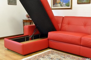 La particolare penisola-contenitore del divano Lido A